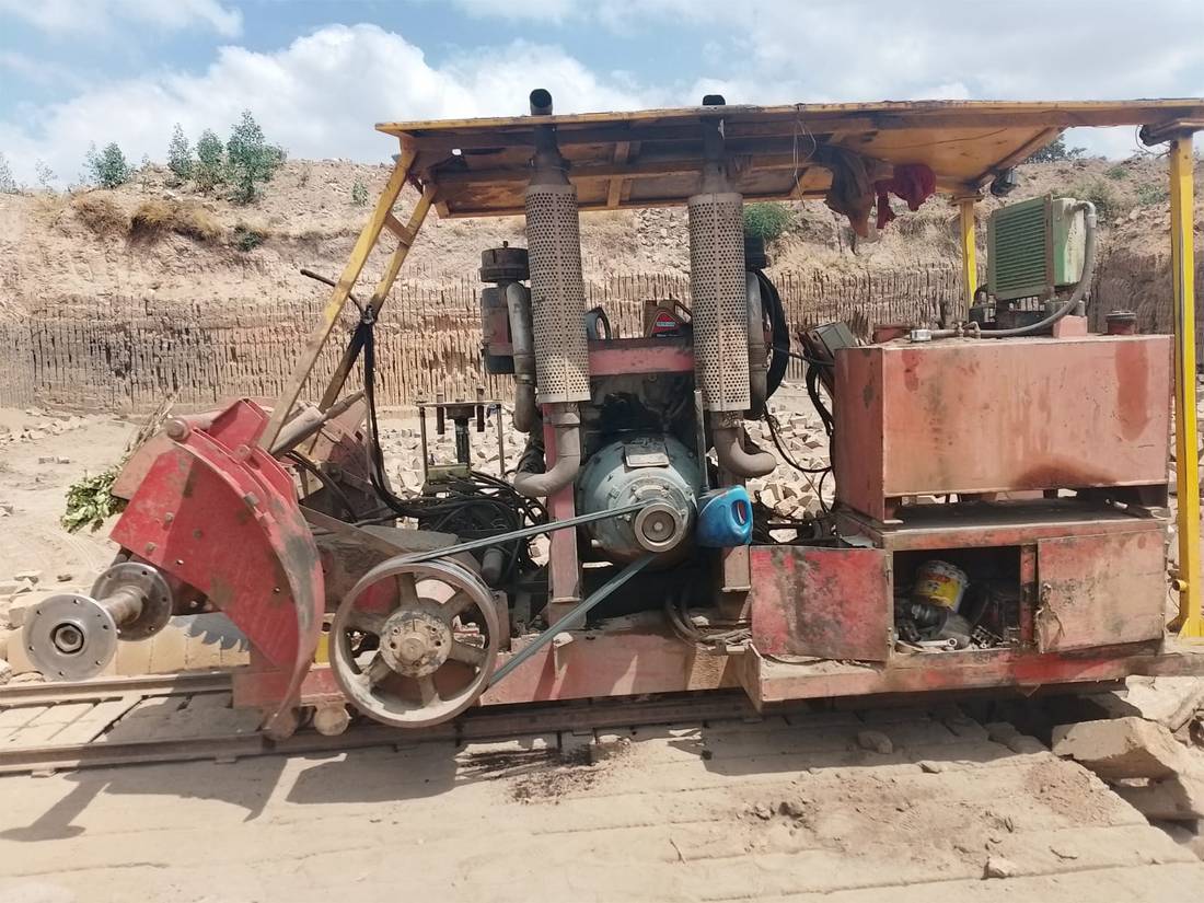 Rail-mounted stone-cutting saw at the quarry